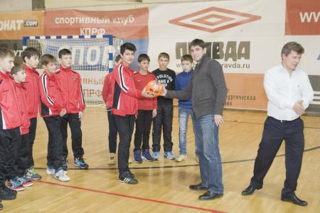 Спортивный клуб КПРФ  подарил новогодние подарки подшефному детскому дому и воспитанникам детско-юношеской спортшколы