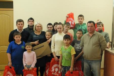 Спортивный клуб КПРФ  подарил новогодние подарки подшефному детскому дому и воспитанникам детско-юношеской спортшколы