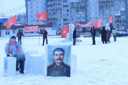 Кемеровская область, город Новокузнецк. Коммунисты города возложили цветы обелиску Иосифа Сталина и провели пикет за отставку Правительства