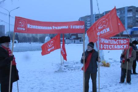 Кемеровская область, город Новокузнецк. Коммунисты города возложили цветы обелиску Иосифа Сталина и провели пикет за отставку Правительства