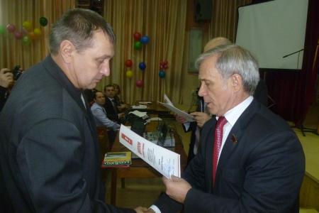 Алтайские коммунисты наградили победителей конкурса на лучший политический плакат