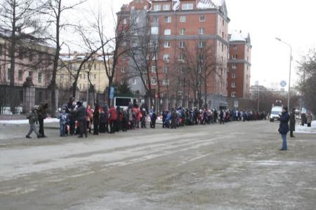 Олимпийский факел в Новосибирске: Ради пятиминутного шоу дети мерзли на улице около часа