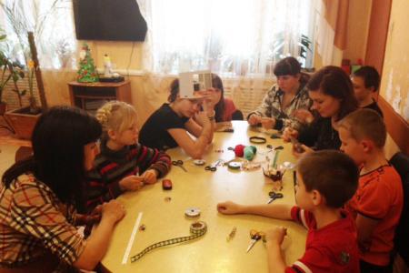 Белгородские комсомольцы научили ребятишек из детского дома мастерить елочные игрушки