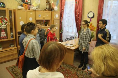 Московские комсомольцы в канун Нового года проводят детские утренники в школах
