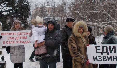 В Ульяновске прошел пикет под лозунгом «Единая Россия, извини, что мы рожали!»