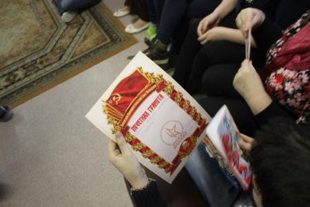 Московские комсомольцы в канун Нового года проводят детские утренники в школах