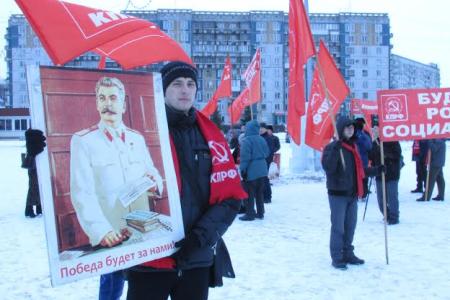 Кемеровская область, город Новокузнецк. Коммунисты города возложили цветы обелиску Иосифа Сталина и провели пикет за отставку Правительства