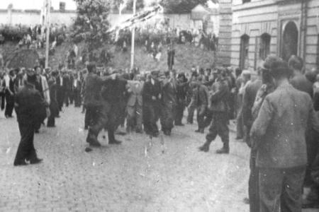 А.М. Богачев: Зло. После сноса памятников Ленину исторически всегда следуют еврейские погромы. Фоторепортаж из 1941-го 