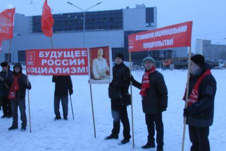 Кемеровская область, город Новокузнецк. Коммунисты города возложили цветы обелиску Иосифа Сталина и провели пикет за отставку Правительства