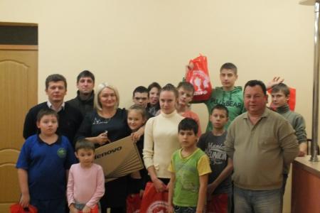 Спортивный клуб КПРФ  подарил новогодние подарки подшефному детскому дому и воспитанникам детско-юношеской спортшколы