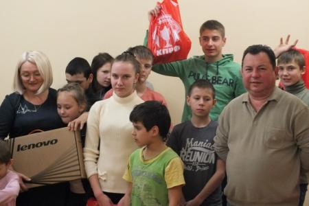Спортивный клуб КПРФ  подарил новогодние подарки подшефному детскому дому и воспитанникам детско-юношеской спортшколы