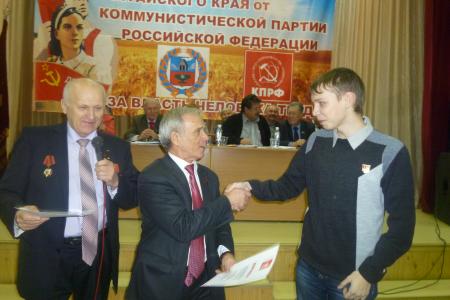 Алтайские коммунисты наградили победителей конкурса на лучший политический плакат