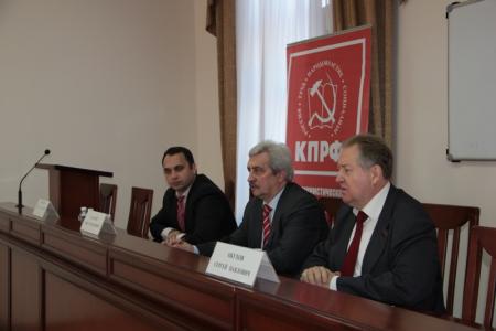Краснодар. Пресс-конференция депутатов-коммунистов С.П.Обухова и Н.И.Осадчего "Итоги деятельности фракций КПРФ в Госдуме и Заксобрании Кубани в 2013 году"
