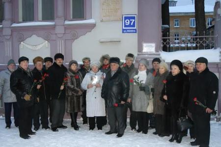 В День рождения И.В. Сталина кировчане возложили цветы к мемориальной доске на доме, где жил и работал Иосиф Виссарионович