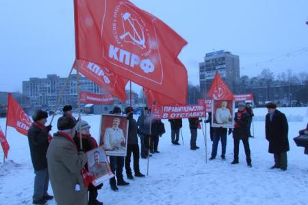 Кемеровская область, город Новокузнецк. Коммунисты города возложили цветы обелиску Иосифа Сталина и провели пикет за отставку Правительства