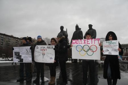 Новосибирские общественники встречают олимпийский факел акцией протеста