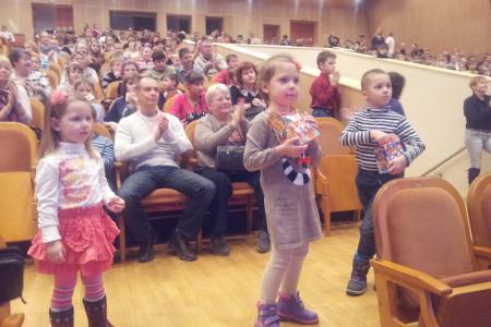 На елку к Деду Морозу. Коммунисты организовали в Москве новогоднее представление для воспитанников детских домов и школ-интернатов из пяти регионов