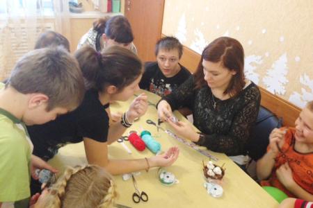 Белгородские комсомольцы научили ребятишек из детского дома мастерить елочные игрушки