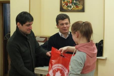 Спортивный клуб КПРФ  подарил новогодние подарки подшефному детскому дому и воспитанникам детско-юношеской спортшколы