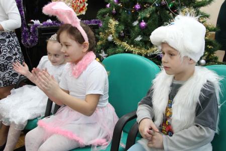 Тульская область. В канун Нового Года депутаты-коммунисты навестили пациентов детской больницы