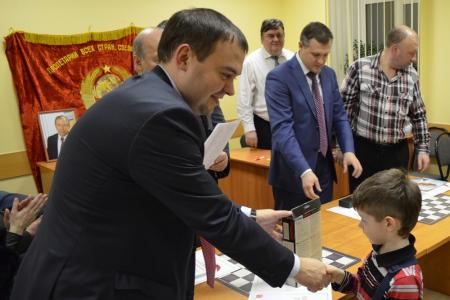 Ю.В.Афонин наградил победителей и призёров шахматного турнира памяти В.А. Стародубцева