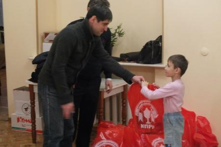 Спортивный клуб КПРФ  подарил новогодние подарки подшефному детскому дому и воспитанникам детско-юношеской спортшколы