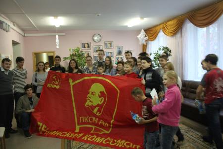 Московские комсомольцы в канун Нового года проводят детские утренники в школах