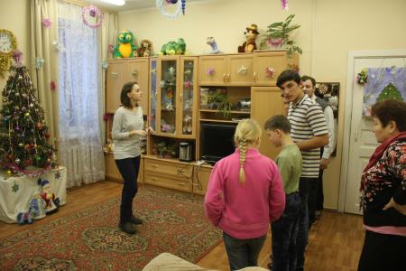 Московские комсомольцы в канун Нового года проводят детские утренники в школах