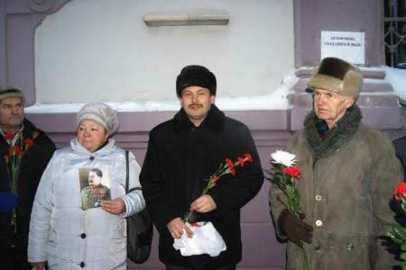 В День рождения И.В. Сталина кировчане возложили цветы к мемориальной доске на доме, где жил и работал Иосиф Виссарионович