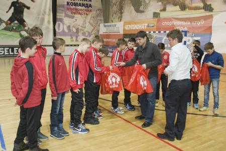 Спортивный клуб КПРФ  подарил новогодние подарки подшефному детскому дому и воспитанникам детско-юношеской спортшколы