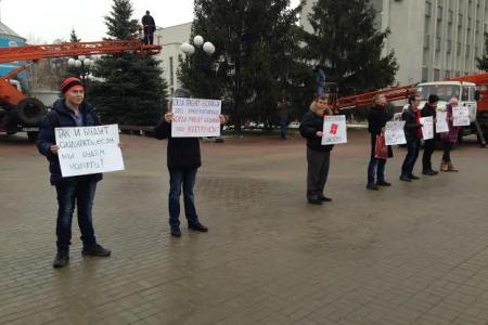 Белгородские комсомольцы вышли с пикетом к администрации города против закона о капремонте
