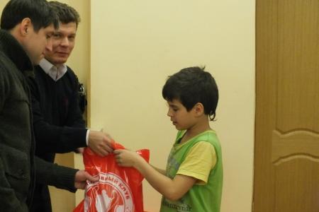 Спортивный клуб КПРФ  подарил новогодние подарки подшефному детскому дому и воспитанникам детско-юношеской спортшколы