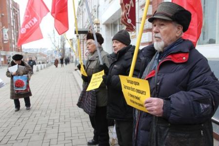 Саратовская область – не свалка! Коммунисты провели пикет возле здания областного правительства