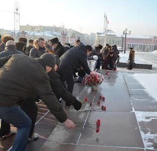 Ни мороз, ни запреты не помешали тульским коммунистам возложить цветы к памятнику В.И.Ленину на площади, носящей его имя
