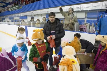 В школе фигурного катания "Искра" спортивного клуба КПРФ прошел большой новогодний праздник!