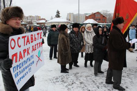 Коммунисты Тюмени отстояли  Комсомольский сквер 