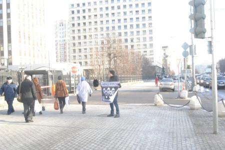 Московские коммунисты и комсомольцы проводят серию одиночных пикетов возле Министерства внутренних дел РФ в поддержку саратовских товарищей