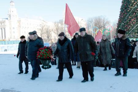 Воронеж. Красные гвоздики Ильичу