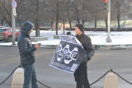 Московские коммунисты и комсомольцы проводят серию одиночных пикетов возле Министерства внутренних дел РФ в поддержку саратовских товарищей