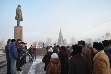 Ни мороз, ни запреты не помешали тульским коммунистам возложить цветы к памятнику В.И.Ленину на площади, носящей его имя