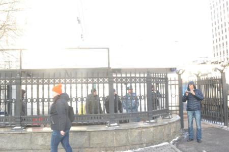 Московские коммунисты и комсомольцы проводят серию одиночных пикетов возле Министерства внутренних дел РФ в поддержку саратовских товарищей