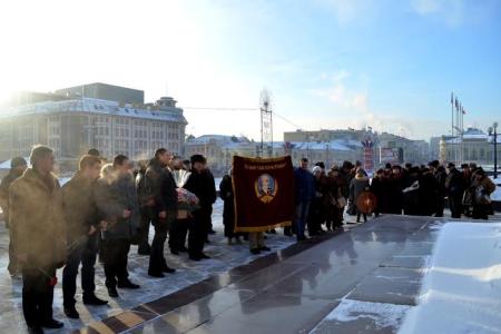 Ни мороз, ни запреты не помешали тульским коммунистам возложить цветы к памятнику В.И.Ленину на площади, носящей его имя