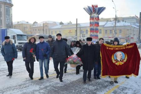 Ни мороз, ни запреты не помешали тульским коммунистам возложить цветы к памятнику В.И.Ленину на площади, носящей его имя