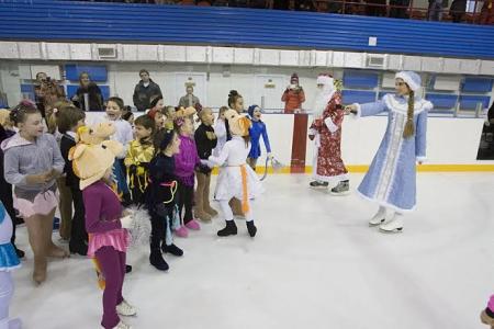 В школе фигурного катания "Искра" спортивного клуба КПРФ прошел большой новогодний праздник!
