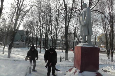 Белгород. Коммунисты и комсомольцы провели субботник возле памятника В.И. Ленину