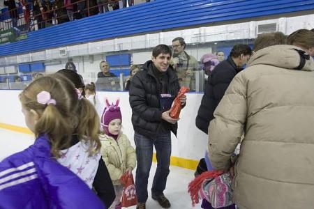 В школе фигурного катания "Искра" спортивного клуба КПРФ прошел большой новогодний праздник!