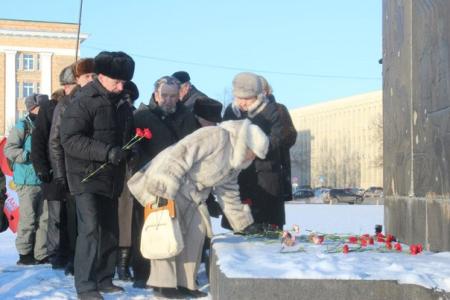 Новгородские коммунисты возложили цветы к памятнику В. И. Ленину