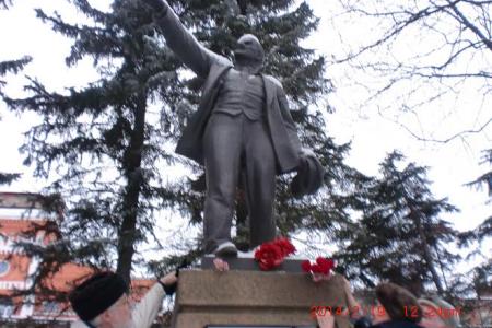 В день памяти В.И. Ленина коммунисты Приморского района Петербурга возложили цветы к монументу вождю, установленному у проходной абразивного завода «Ильич» на набережной Черной речки