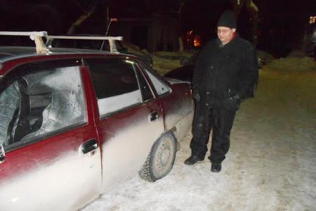 Политическая  зачистка в Пермском крае продолжается. Проколоты шины автомобиля Пермского крайкома ЛКСМ РФ