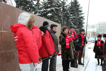 Челябинск. К подножию памятника В.И. Ленину возложили красные гвоздики
